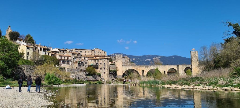 Panorámica-de-Besalú-desde-el-lecho-del-río